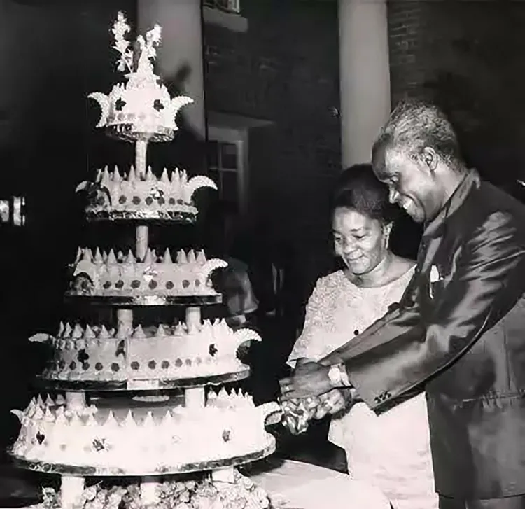 Betty Kaunda and Kenneth Kaunda cut a cake together. Image courtesy of The Kaunda Family.