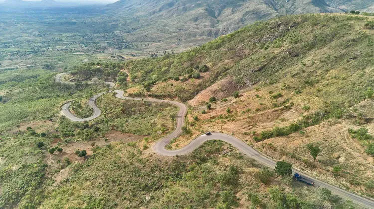 The long winding road on the scenic route from Lilongwe to Cape Maclear via Dedza. Photo: Nkwazi Magazine/Walid Nassar.