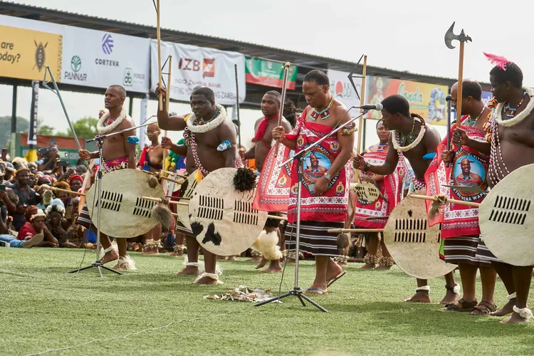Fellow descendants of the Zulu tribe from Eswatini pay their respects to the kings in the arena. (Image by Lint Studios for Nkwazi Magazine).