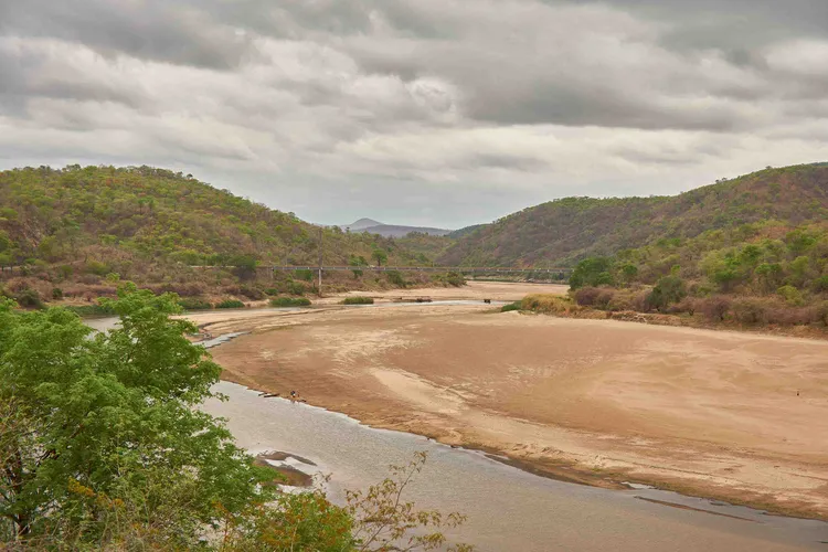 The Luangwa Bridge spans over the dry riverbed. Photo: Nkwazi Magazine/Chosa Mweemba.