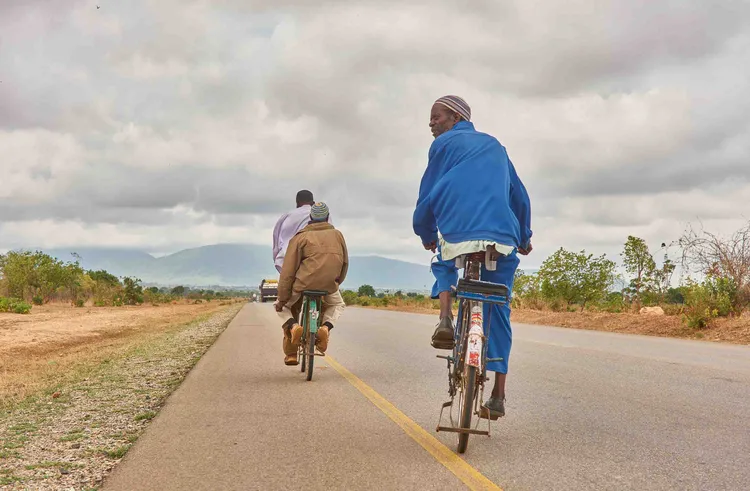 Cyclists go about their day on the road to Chipata. Photo: Nkwazi Magazine/Chosa Mweemba.