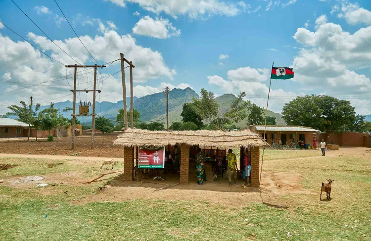 Clay brick buildings like these are dotted alongside the road to Lilongwe. Photo: Nkwazi Magazine/Chosa Mweemba.