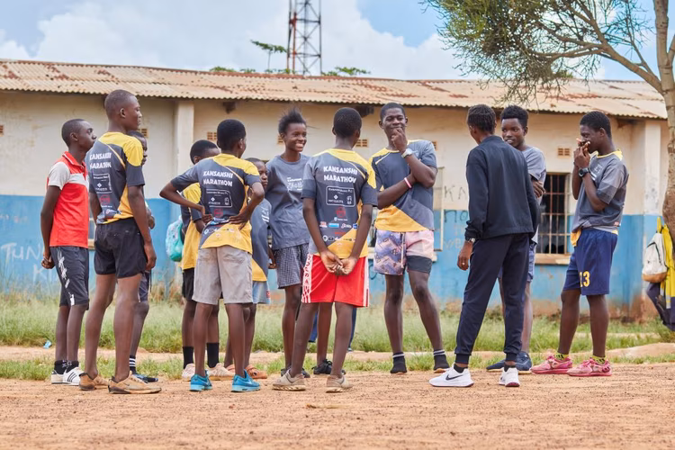 Elizabeth Mukoloma meets with her young trainees from the Kansanshi Sports Foundation. She and her teammates train and mentor a cohort of young runners in hopes that they can earn sports scholarships. (Image by Justine Kunda for Nkwazi Magazine).