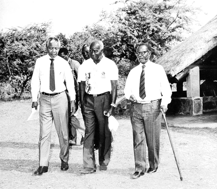 After forming the Zambian African National Congress (ZANC), Kenneth Kaunda sought new supporters by holding meetings with community members. (Image courtesy of Gallo Images).