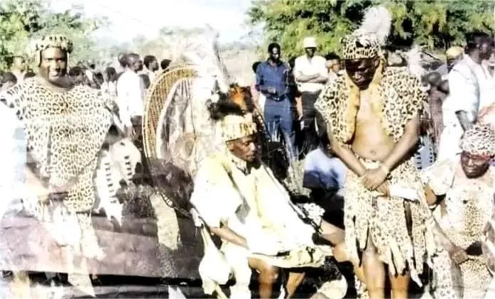 Inyandezulu Njengembaso KaKhuzwayo with his Amkhosi and Zindunas including Inkosi Ntabeni KaChimozi, Inkosi Tyson KaKuku and Mlonishwa George Kanyamula Zulu in Chikundaland.