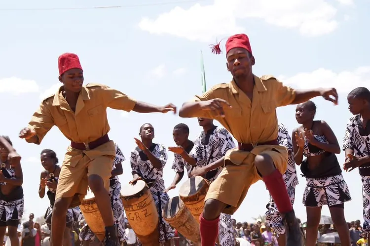 Soli dances dancing in front of chieftainess Nkomeshya at the arena of the Chakwela Makumbi Ceremony. (Image courtesy of Zambia Tourism Board).